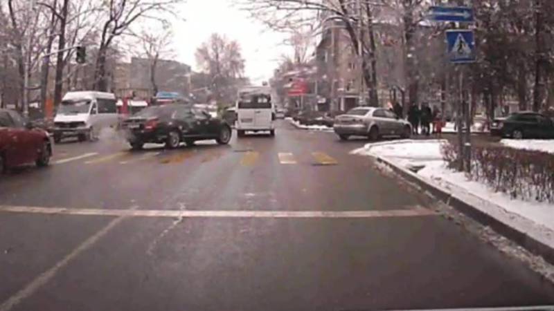 На ул.Киевской «Мерседес» повернул с третьего ряда. По Carcheck за ним числятся штрафы на 28 тыс. сомов