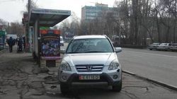 На ул.Байтик Баатыра водитель «Хонды» припарковался на остановке. По Carcheck машина находится в залоге/аресте. Фото