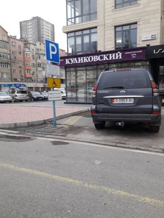 На машине нет знака «Инвалид»
