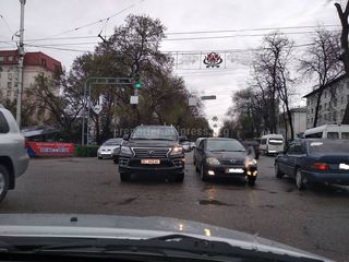 Поворот со среднего ряда на Чуй-Манаса