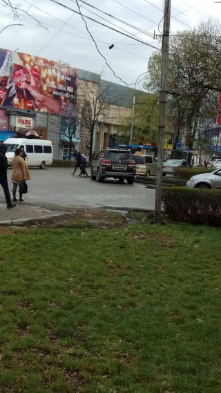 Парковка на пешеходном переходе на Эркиндик-Киевской