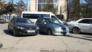 Парковка на тротуаре на участке ул.Юнусалиева