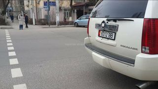 Парковка на «зебре» на Тыныстанова-Киевской