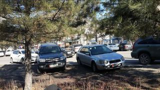 Парковка на газоне на участке ул.Юнусалиева