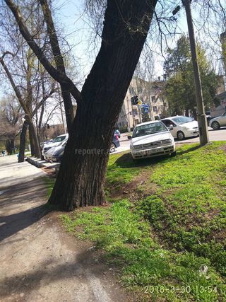 Парковка на газоне на Фрунзе-Исанова