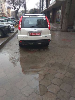 Парковка на тротуаре на участке ул.Исанова