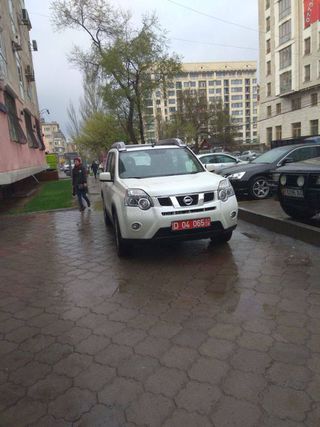 Парковка на тротуаре на участке ул.Исанова