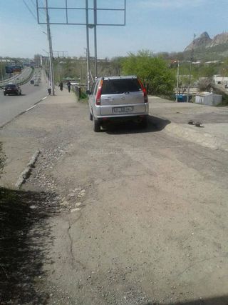Парковка на тротуаре на ул.Абдукадырова в городе Ош