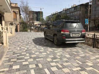 Парковка на тротуаре на Тыныстанова-Манасчы Сагымбая