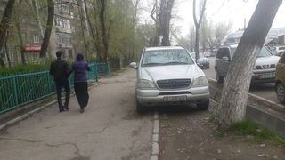 Парковка на тротуаре на ул.Суюмбаева