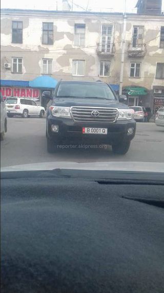 Машина припаркована на улице Керимбекова