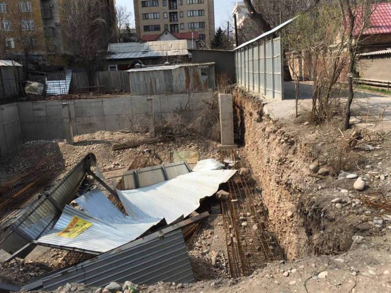 «Дети могут провалиться в котлован». Огражденный забор строительства на Сагынбая-Коенкозова разрушился из-за ветра