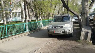 Парковка на тротуаре на участке ул.Суюмбаева