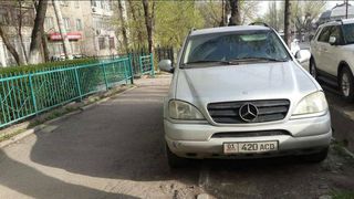 Парковка на тротуаре на участке ул.Суюмбаева
