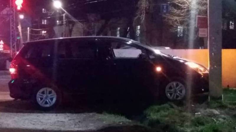 На ул.Уметалиева «Хонда» врезалась в столб. Есть пострадавший. Видео, фото