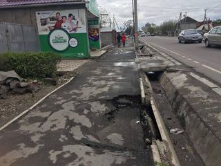 На Фрунзе—Курманджан Датки в Бишкеке просела часть асфальта на тротуаре (фото)