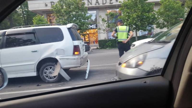 Фото — На перекрестке Токтогула-Тоголок Молдо произошло ДТП