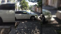 В Бишкеке «Хонда» перекрыла тротуар. Фото