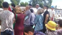 В ЦОН города Шопоков огромные очереди. Видео