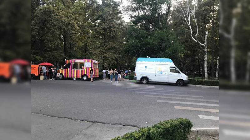 Не нарушают ли ПДД машины, продающие мороженое на бульваре Эркиндик? - горожанин. Фото