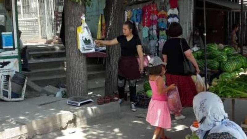На рынке в Сокулуке не соблюдаются санитарные нормы, продавцы и покупатели без масок. Фото и видео
