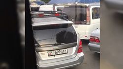 Водитель припарковал свой «Субару», перегородив проезд троллейбусу. Видео очевидца