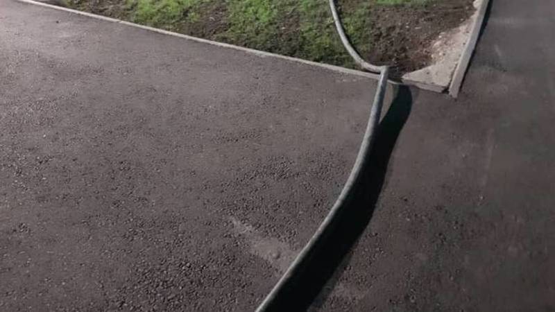 Горожанка жалуется на пластиковые трубы на тротуарах в парке «Адинай». Фото