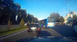 Пассажирский автобус со штрафами в 167 тыс. сомов нарушает ПДД на проспекте Чуй. Фото