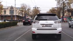 Lexus LX 470 едет по встречке на улице Московской. Фото очевидца