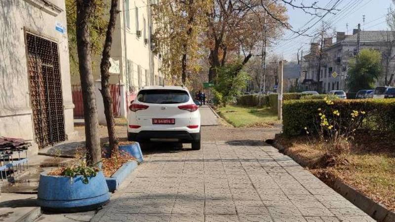 Кроссовер с дипномерами припаркован на тротуаре по ул.Московской. Фото
