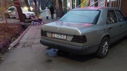 «Мерседес» со штрафами в 18,5 тыс. сомов припаркован на тротуаре по ул.Московской. Фото