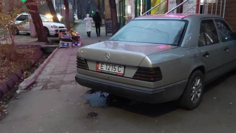 «Мерседес» со штрафами в 18,5 тыс. сомов припаркован на тротуаре по ул.Московской. Фото