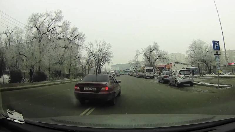 «Нексия» выехала на встречку на Суеркулова. Видео
