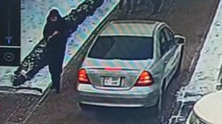 Водитель на «Мерседес С 200» заехал на тротуар и припарковался. Видео Водитель на «Мерседес С 200» заехал на тротуар и припарковался. Видео