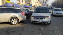 Возле Ленинского суда «Хонда» припаркована на проезжей части. Фото Возле Ленинского суда «Хонда» припаркована на проезжей части. Фото