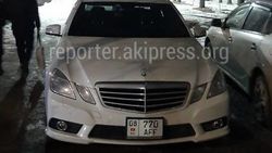 «Мерседес Е350» припаркован на тротуаре. Фото «Мерседес Е350» припаркован на тротуаре. Фото