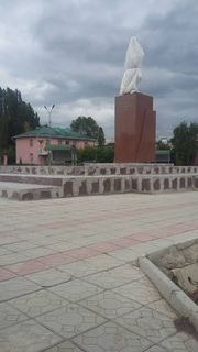 Житель: Обновленный кафель вокруг памятника Ч.Айтматову в центре Таласа уложен криво (видео)