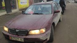 Водитель припарковал свой «Ниссан» на остановке. Фото