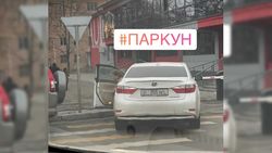 Машины, припаркованные на зебре