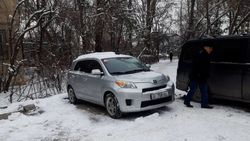 Горожанин припарковал свою «Тойоту», перекрыв вход во двор. Видео и фото