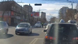 На Советской «Тойота» проигнорировала сигнал регулировщика и едва его не сбила. Видео очевидца