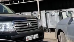 Lexus LX 570 и «Тойота Ленд Крузер 200» припарковались, перекрыв проход к мусоркам. Фото