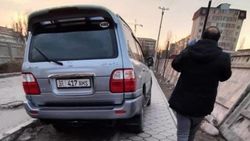 Lexus LX 470 припаркован на аллее. Фото