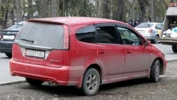 «Хонда» припаркована на газоне на Молодой Гвардии. Фото