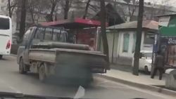 «Портер» опасно везет газовые баллоны. Видео
