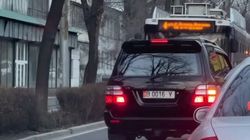 Водитель «Прадо» выехал на встречку, заблокировав проезд троллейбусу. Фото
