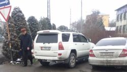 В Оше Toyota 4Runner припаркована на тротуаре. Фото
