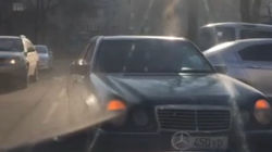 На Чокморова «Мерседес» выехал на встречку и создал затор. Видео