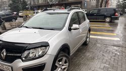 Renault Sandero Stepway припаркован на зебре. Фото