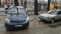 «Тойота», у которой 42,5 тыс. сомов штрафов в Carcheck, припаркована поперек тротуара. Видео